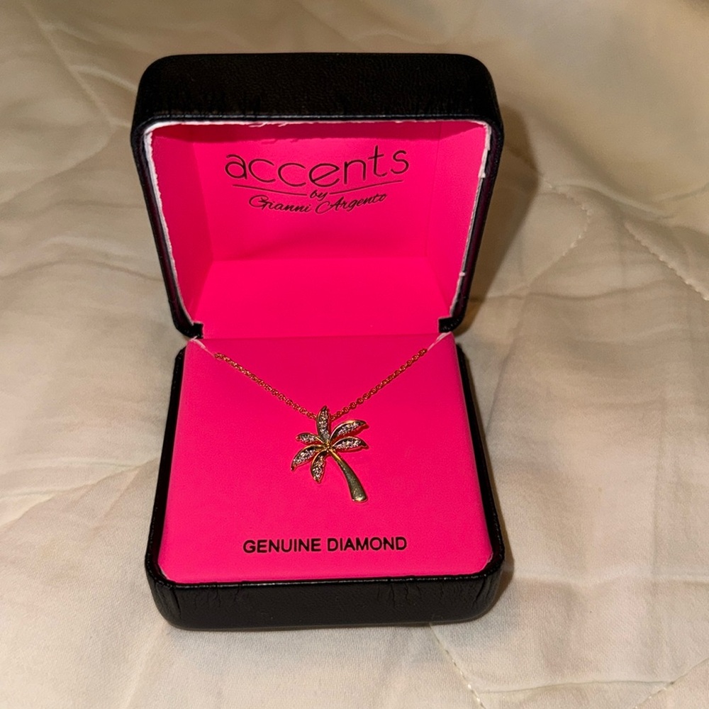 NEW! NEVER WORN! Palm Tree Necklace